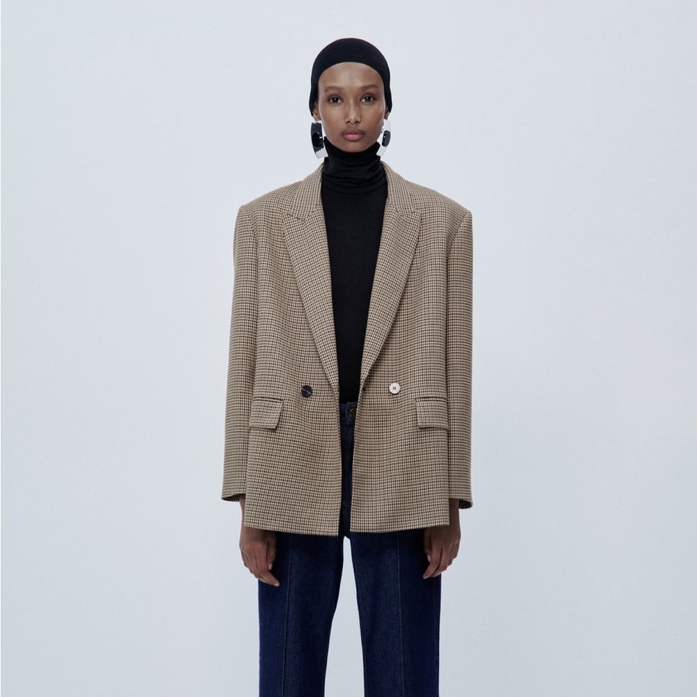 Zara Blazer with lapel collar and long sleeves with shoulder pads.